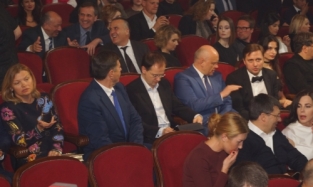 Жена сенатора Голушко приехала на закрытие кинофестиваля «Движение» со стройплощадки